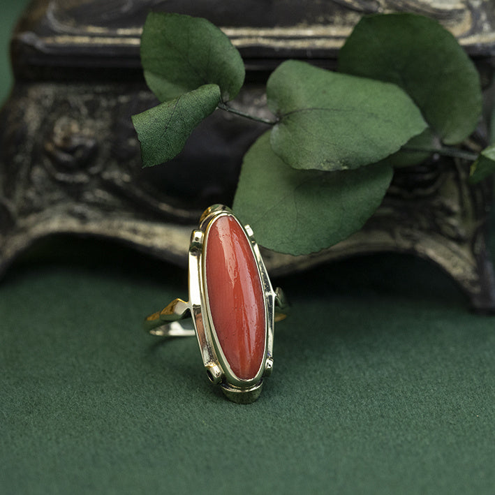 Gouden ring met bloedkoraal 14 krt