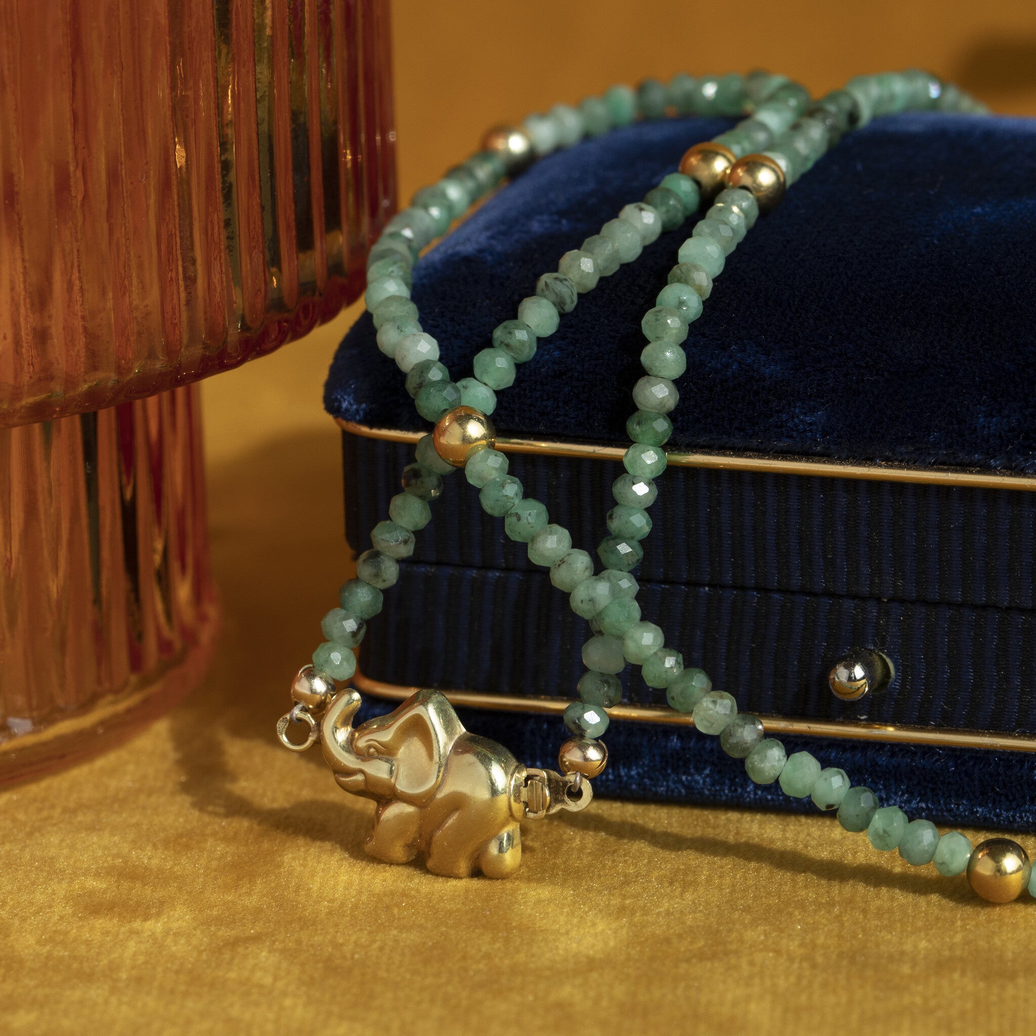 Emerald necklace with gold clasp 42.5 cm 14 krt