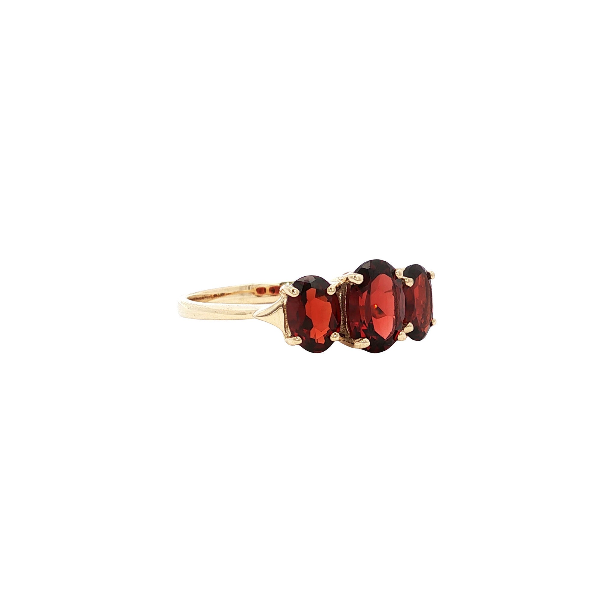 Garnet ring, 9 kt