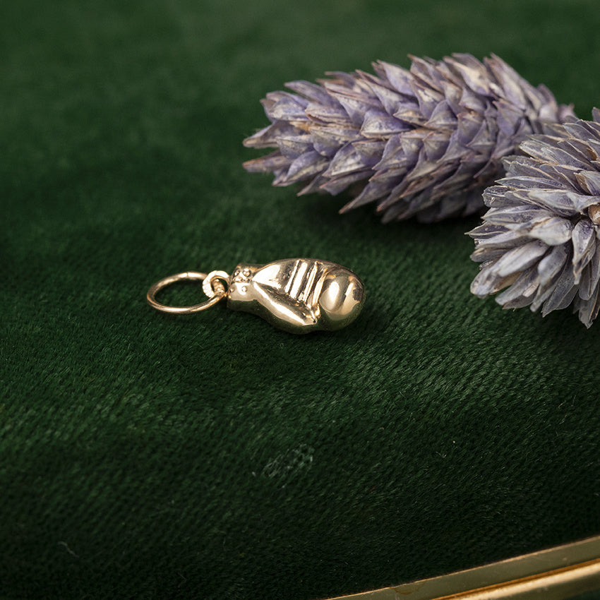 Gold vintage boxing glove pendant 14 kt