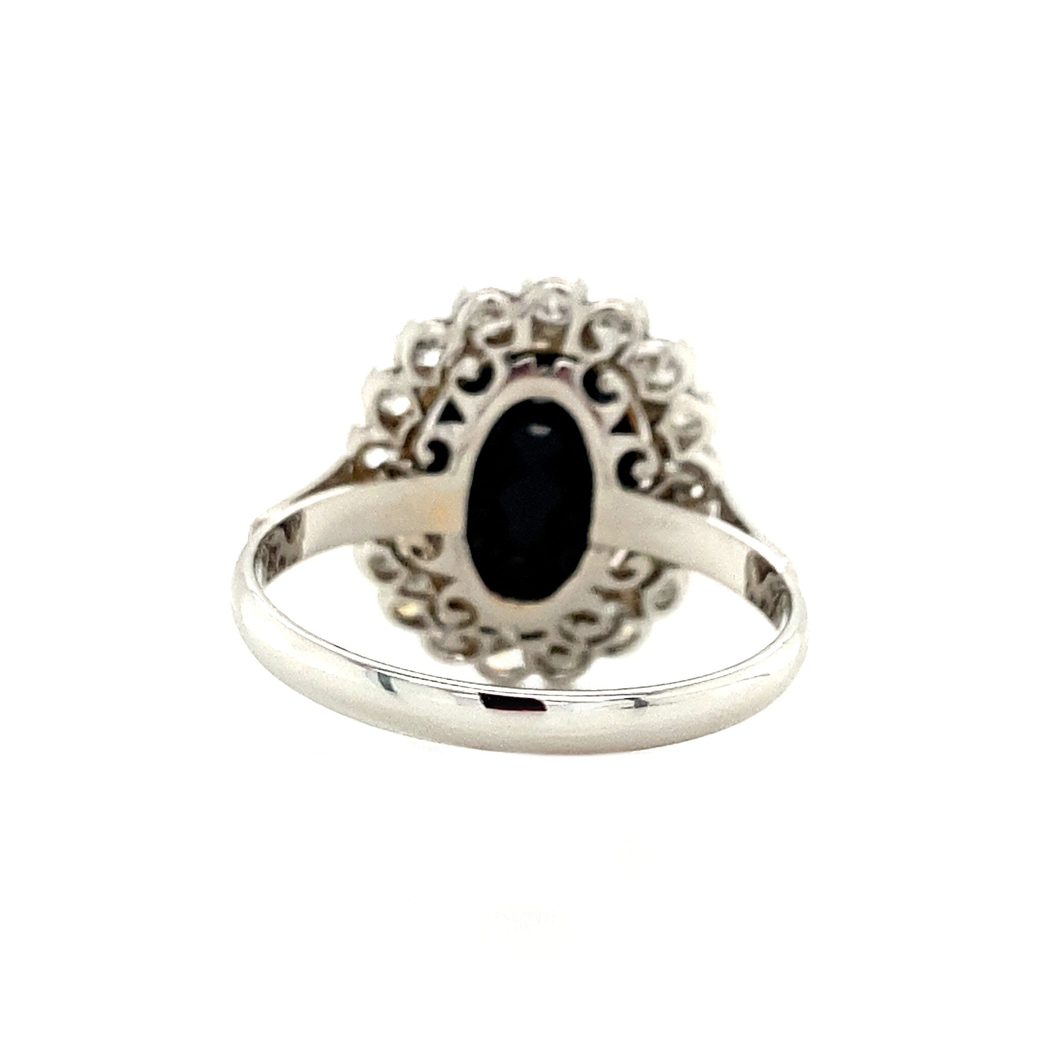 White-gold entourage ring with onyx and diamond 14 kt