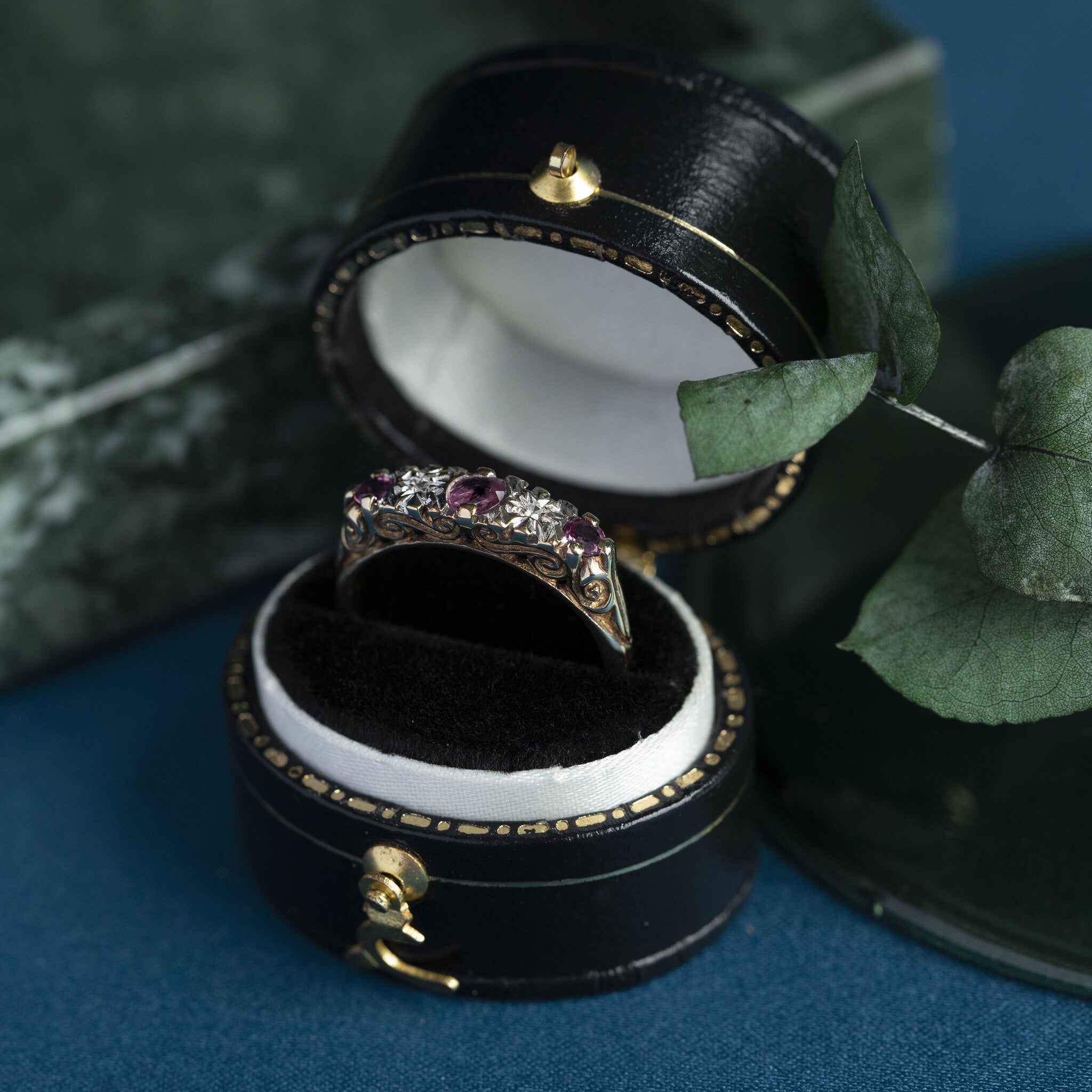 Rijring met robijn en diamant 9 krt