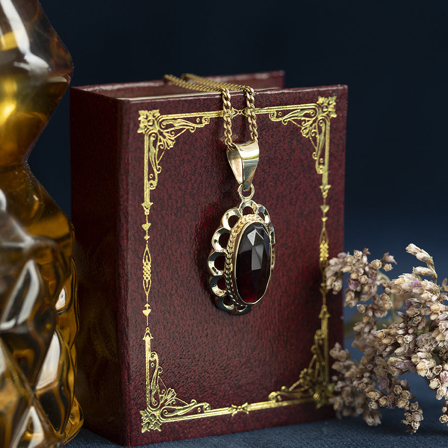 Vintage 14 kt gold pendant with garnet.