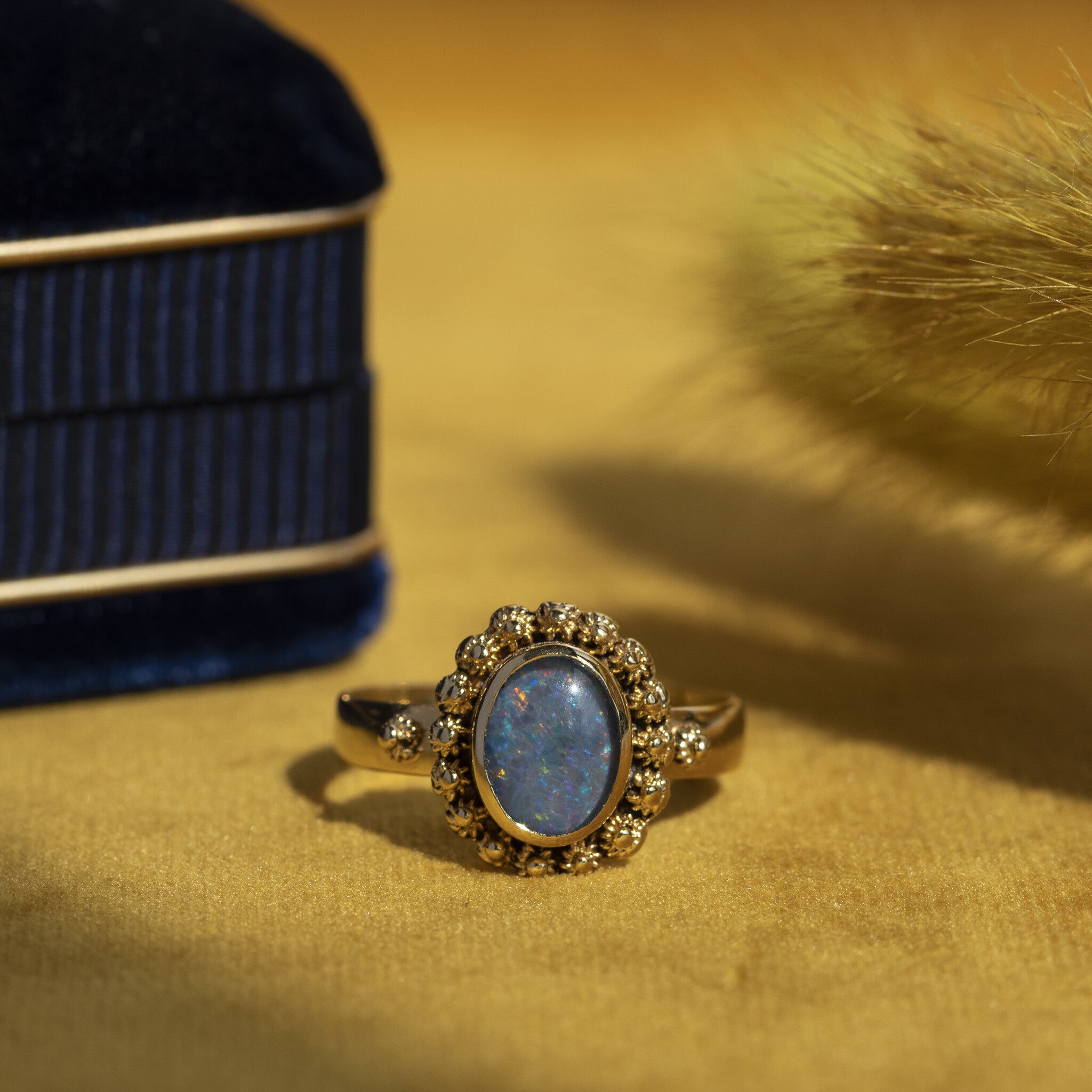 18 kt gold ring with opal triplet