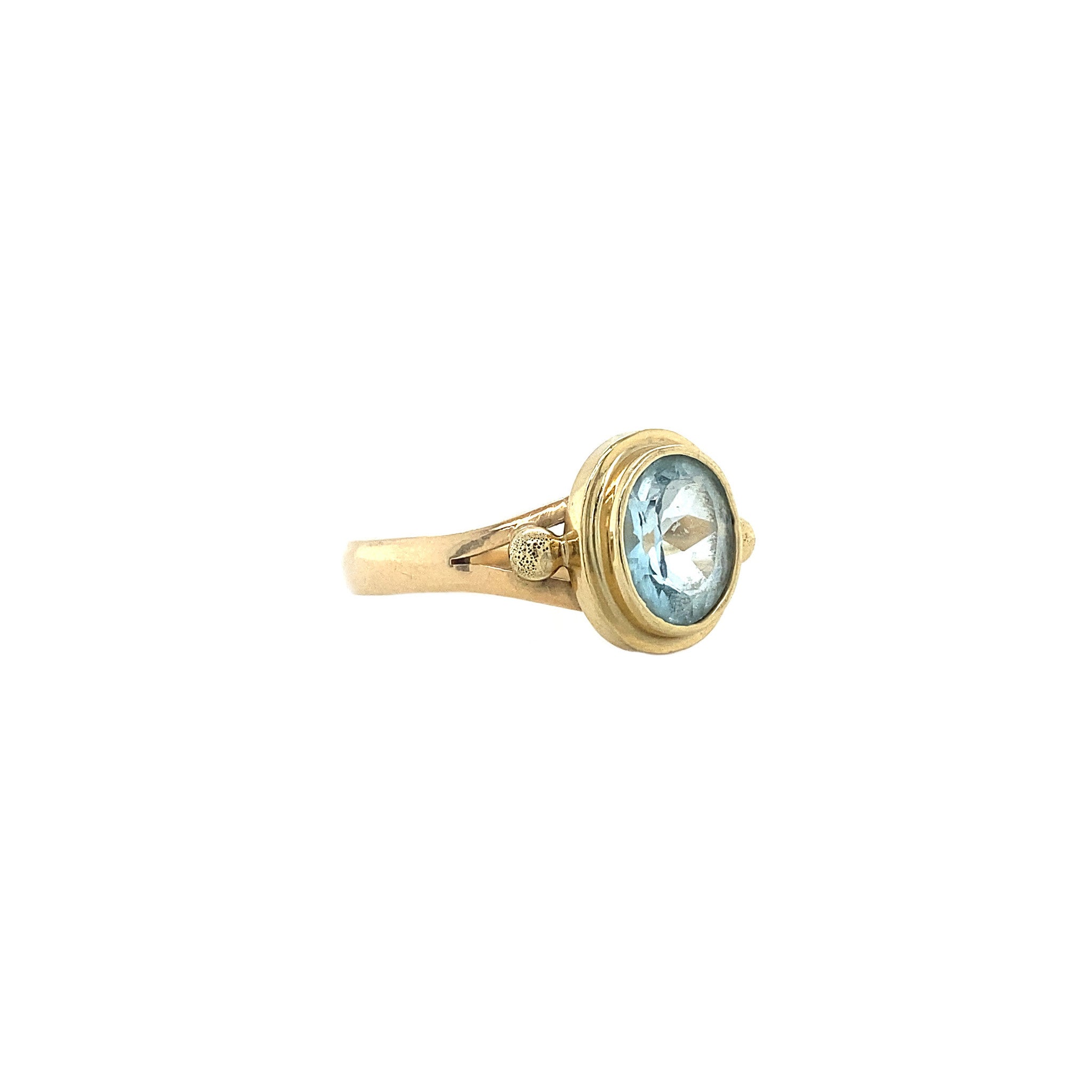 Gold ring with topaz 14 crt