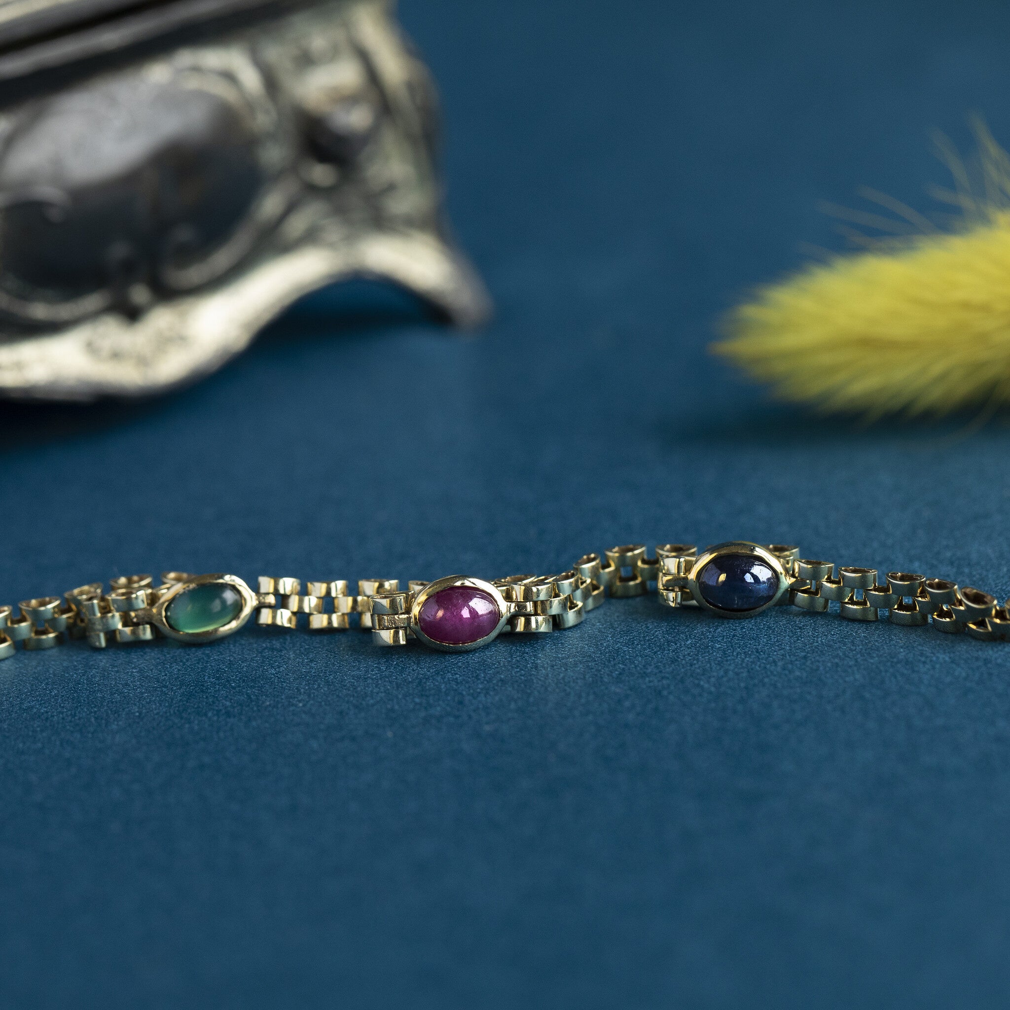 Gouden armband bismarkt met robijn, saffier en smaragd 19 cm 14 krt