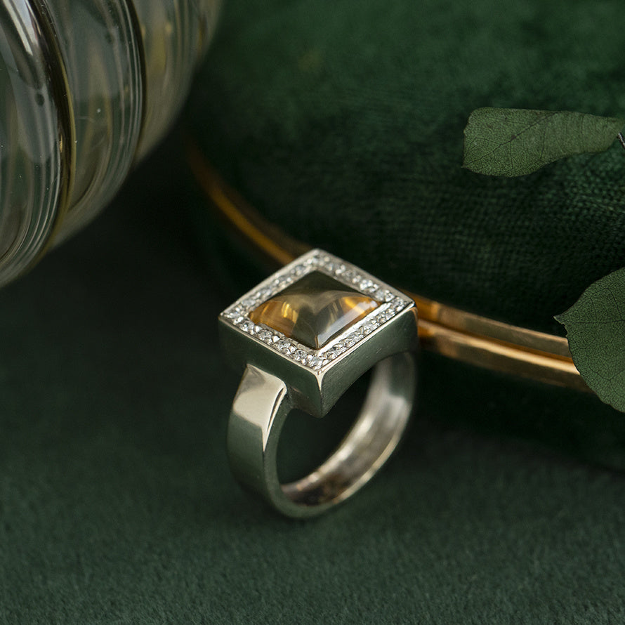 White gold vintage entourage ring with citrine and diamond 18 kt