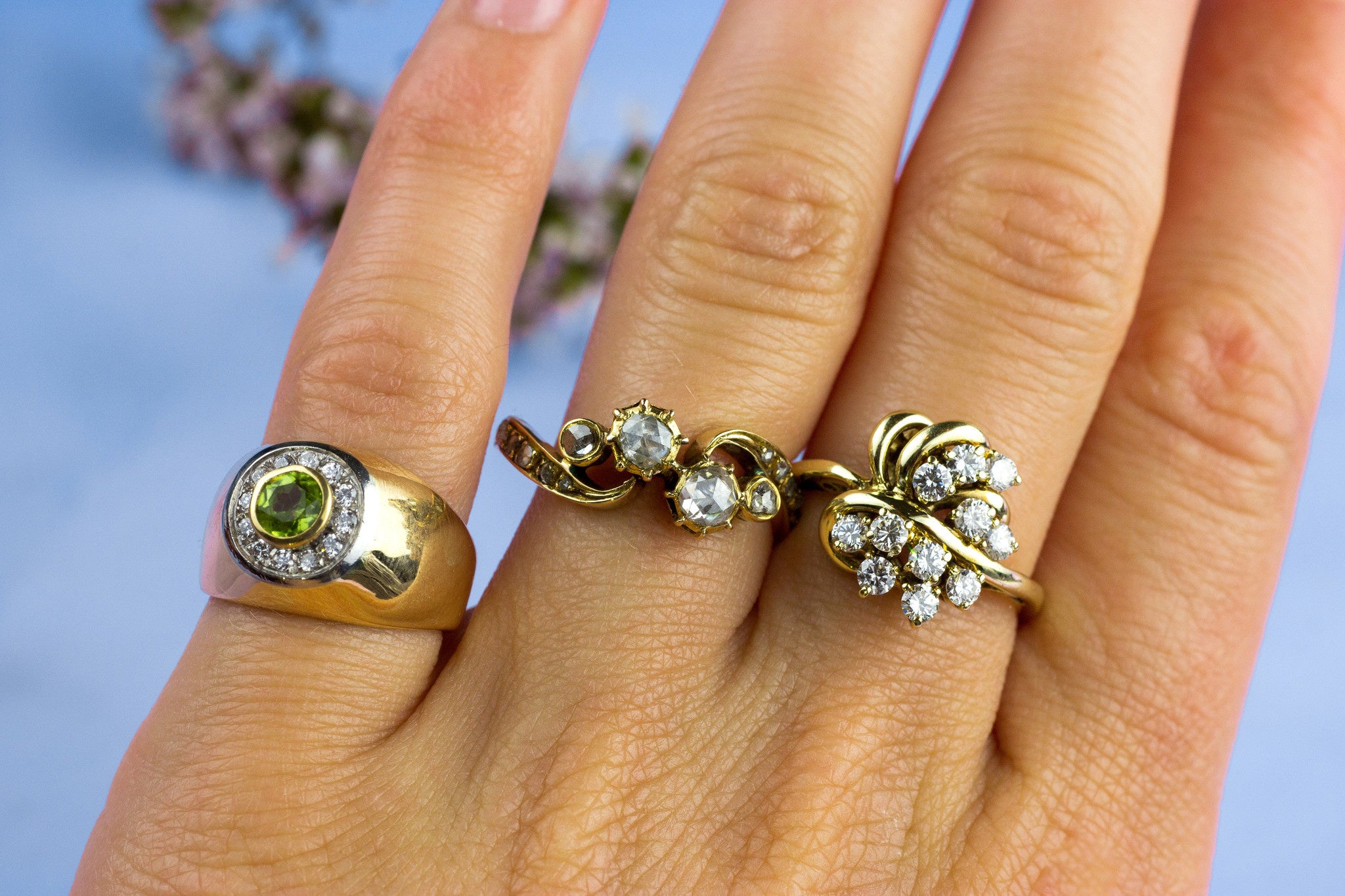 Gold striking ring with rose diamond 14 crt