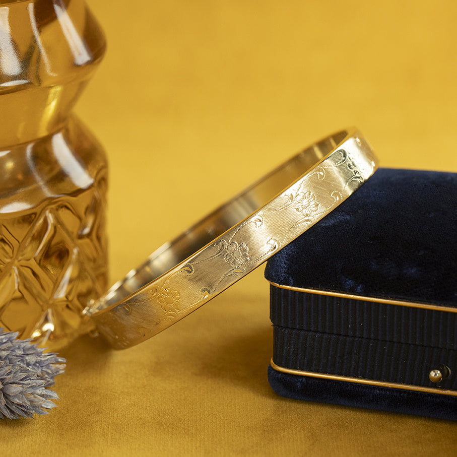 Gouden vintage bangle met gravure 14 krt