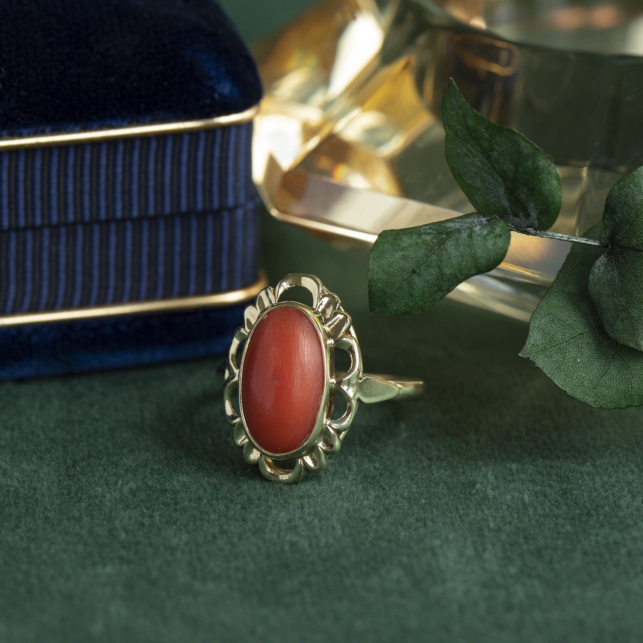 Gouden ring met bloedkoraal 14 krt