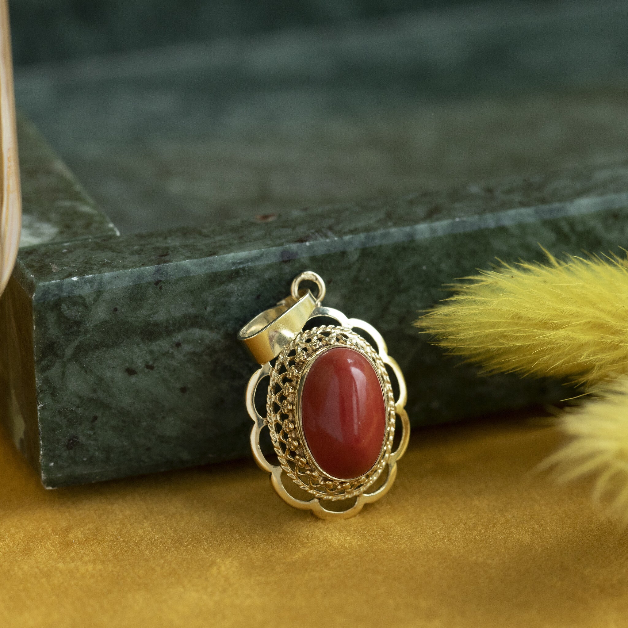 Gouden hanger met bloedkoraal 14 krt