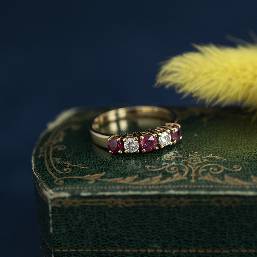 Vintage 18 kt gold row ring with ruby and diamond