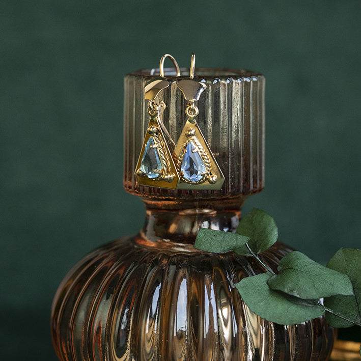 Gouden oorhangers met blauwe kleursteen 18 krt