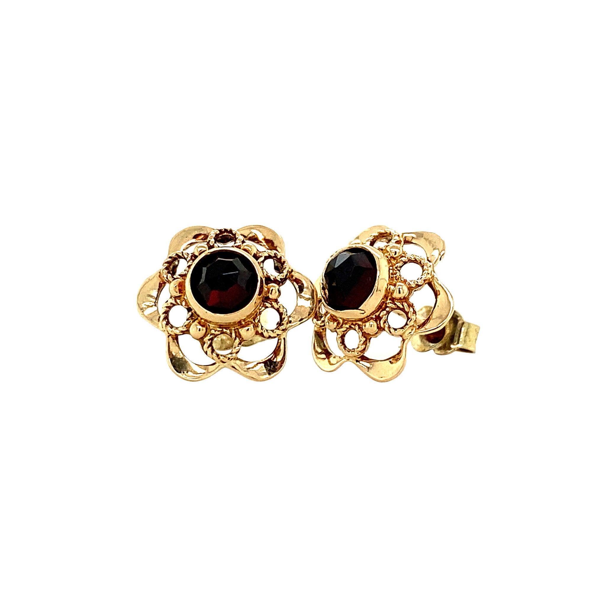14 kt gold stud earrings with garnet