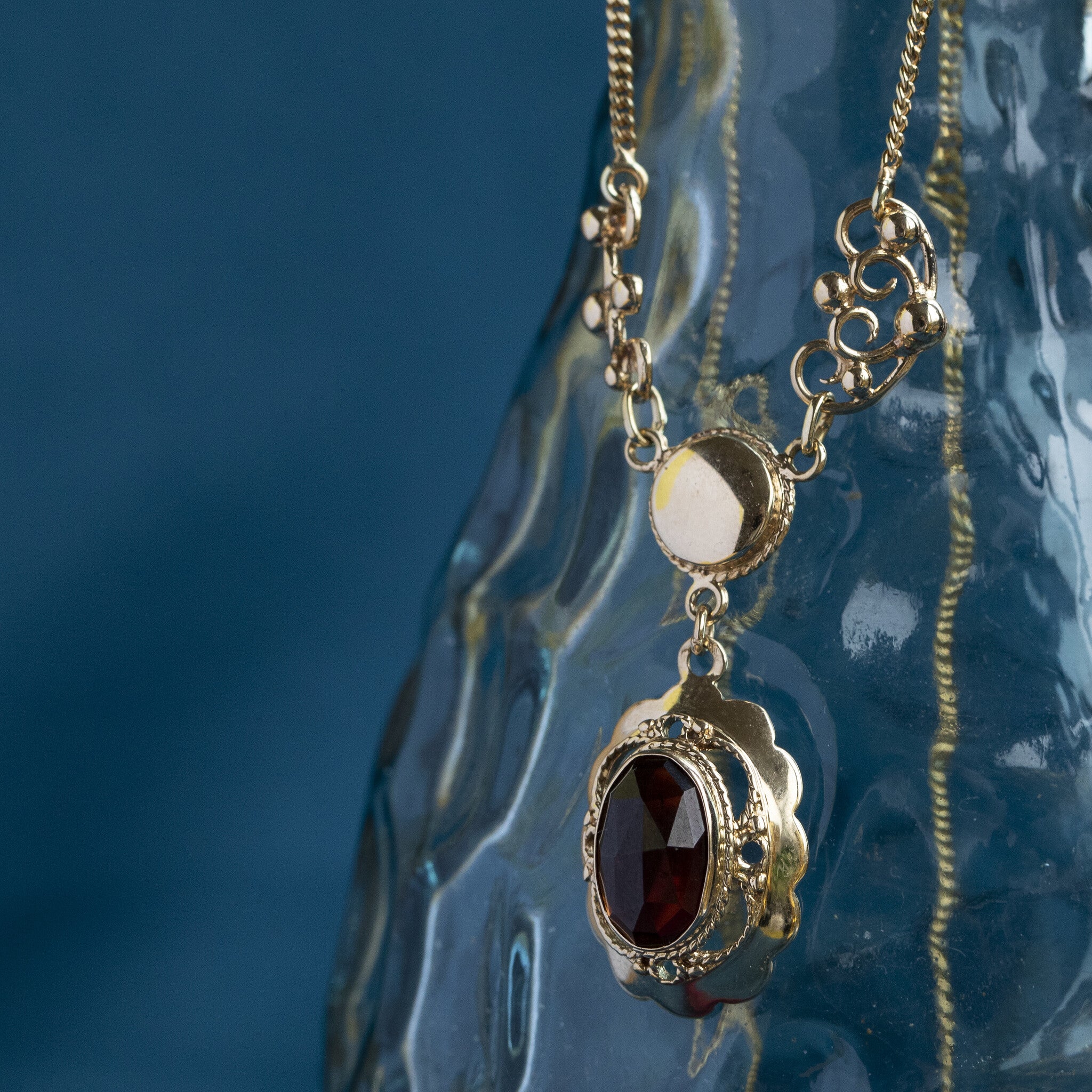 14 kt gold fantasy necklace with garnet, 42 cm