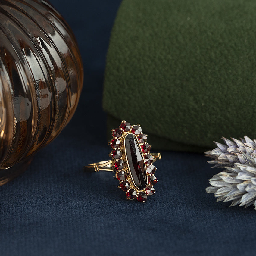 Vintage gold cluster ring with garnet, 14 kt