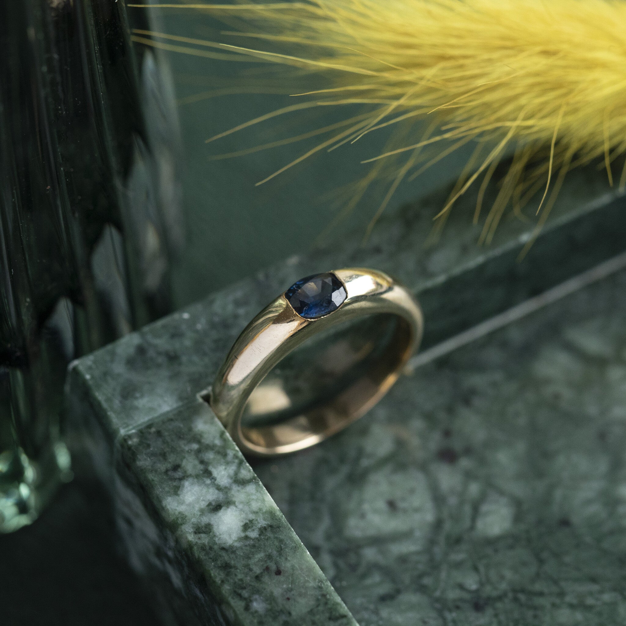 Gouden ring met saffier 14 krt