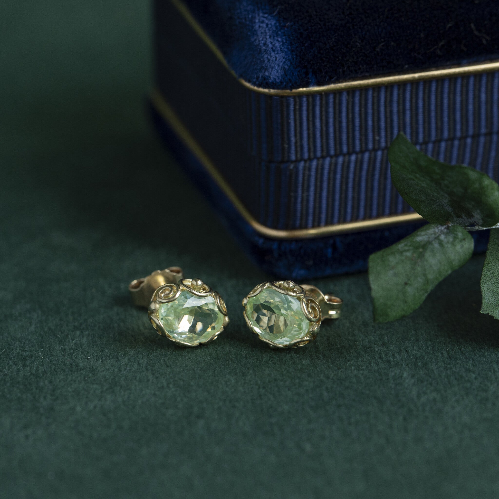 14 kt gold stud earrings with yellow spinel