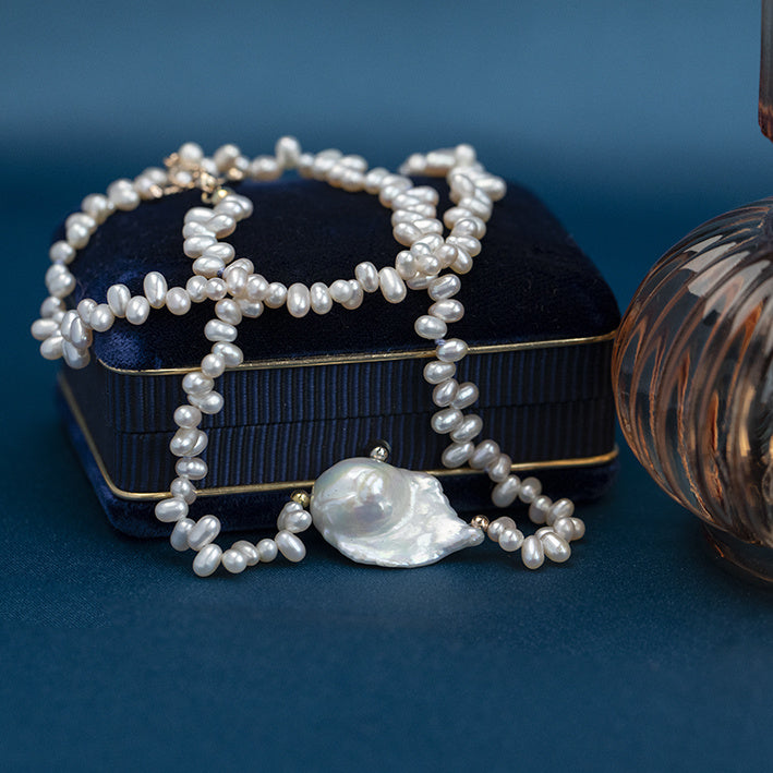 Pearl necklace with 14 kt gold clasp