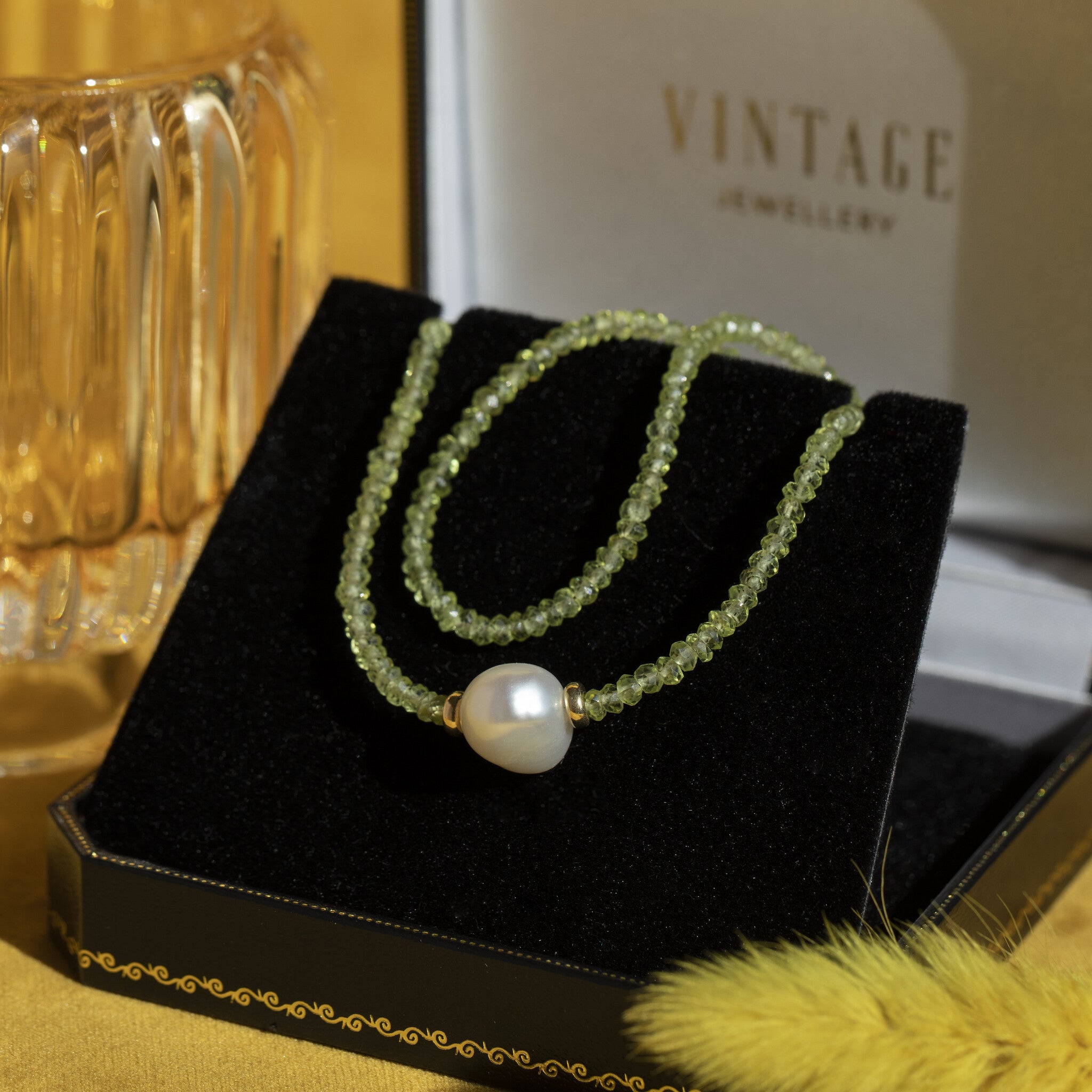 Peridot necklace with a pearl and a 14 kt gold clasp, 39.5 cm