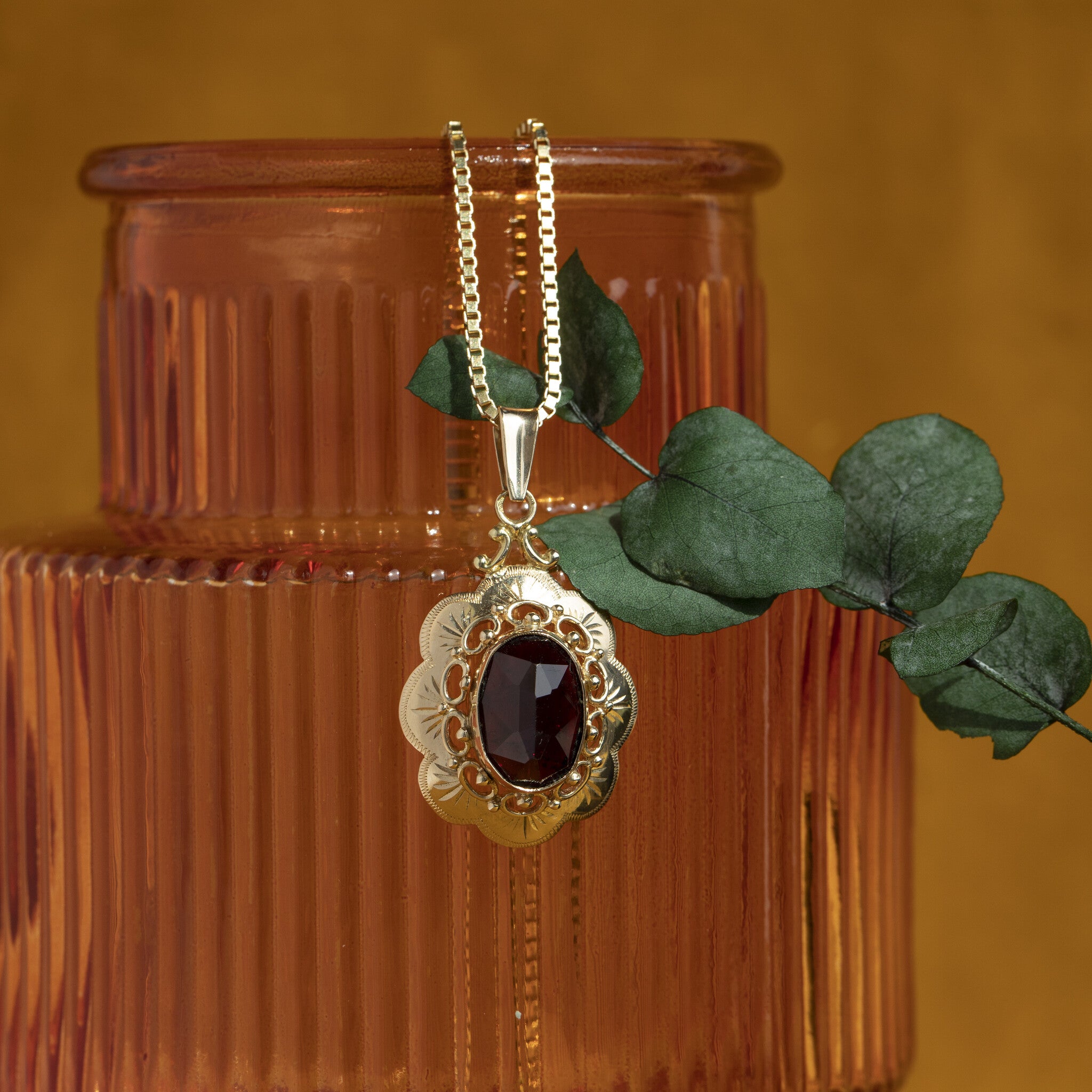 Gouden hanger met granaat 14 krt