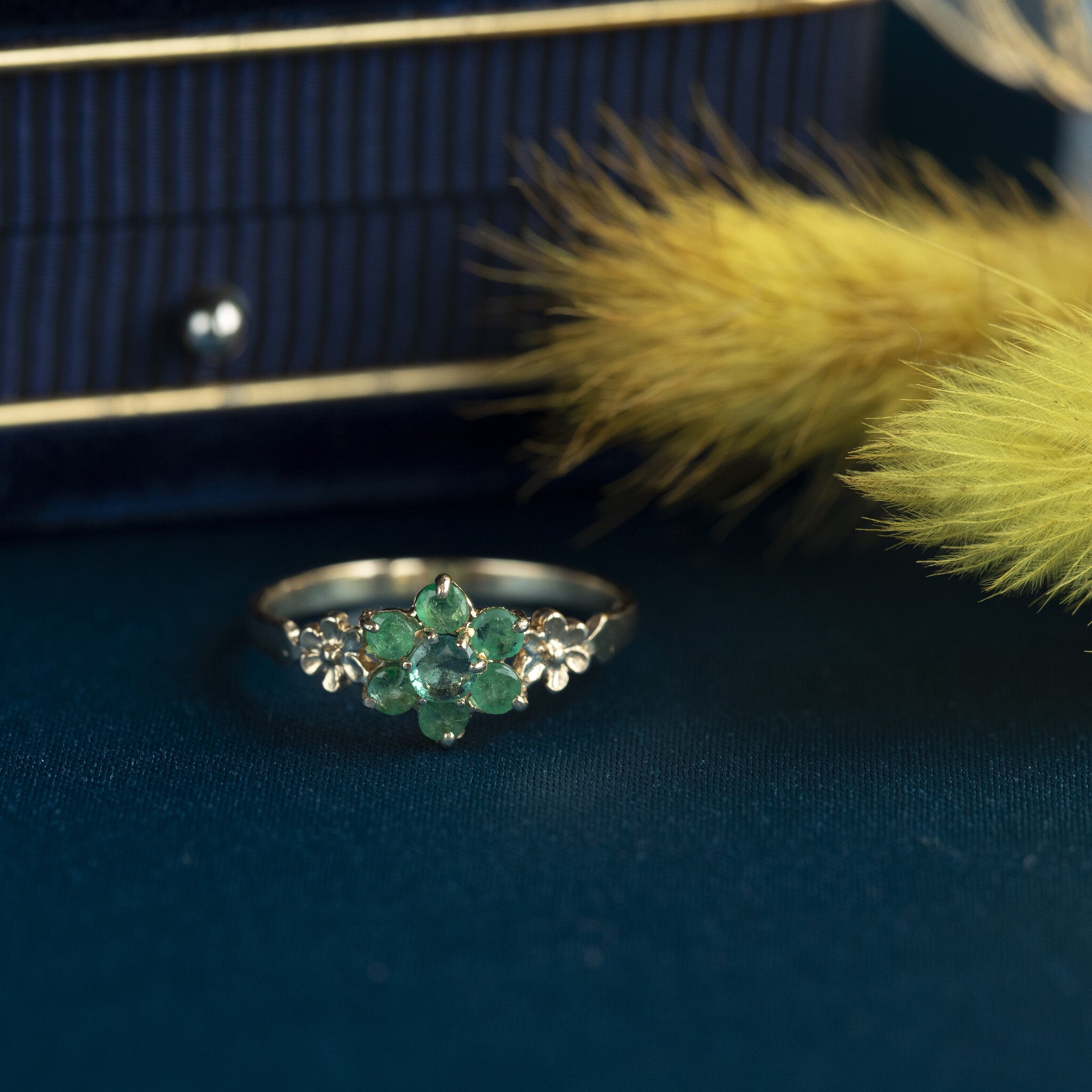 Entourage ring with emerald 9 krt