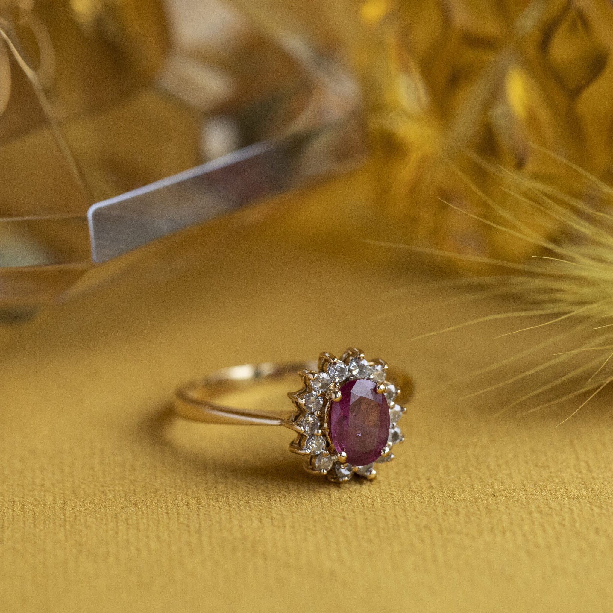 Gouden entourage ring met robijn en diamant 18 krt