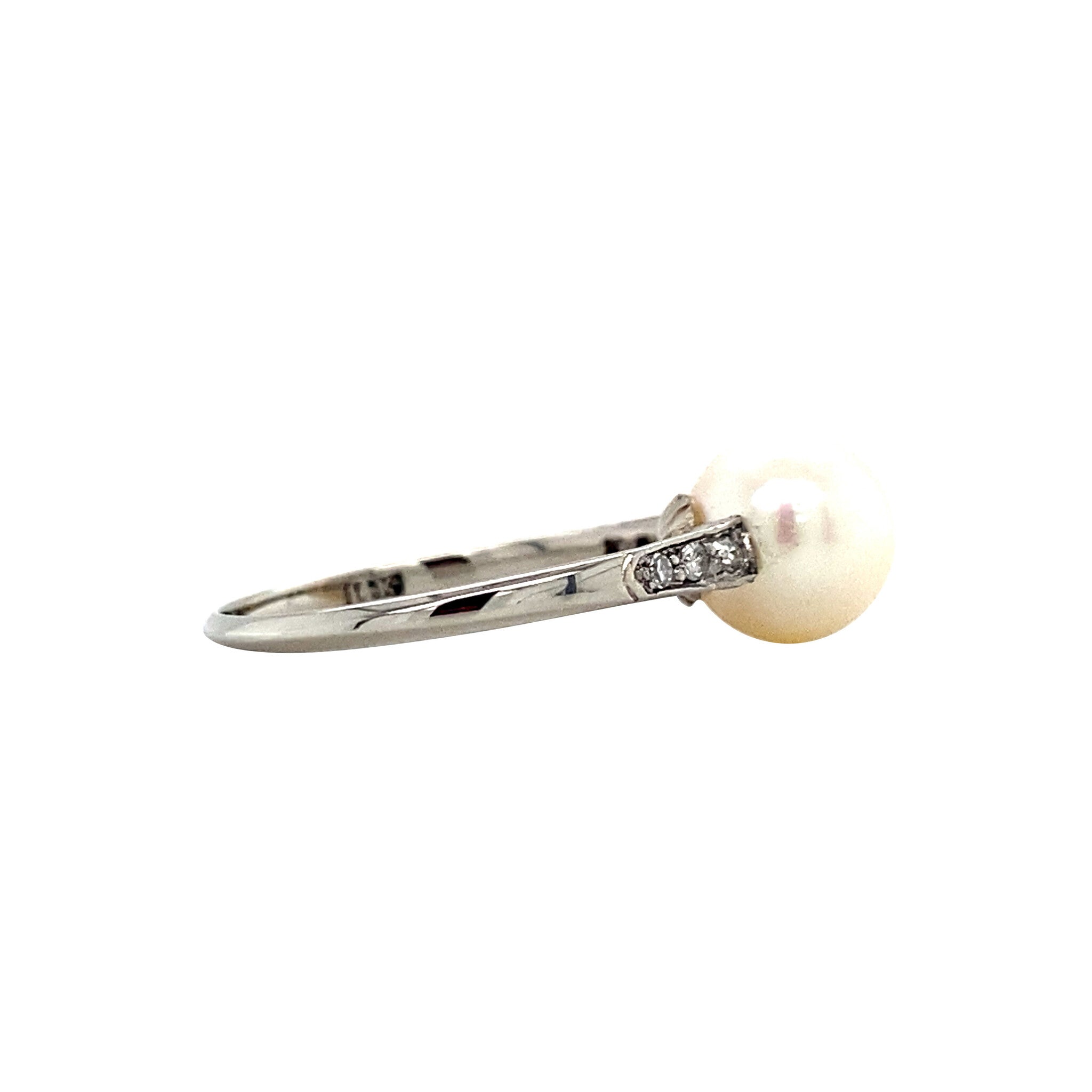 14 kt white gold ring with pearl and diamond