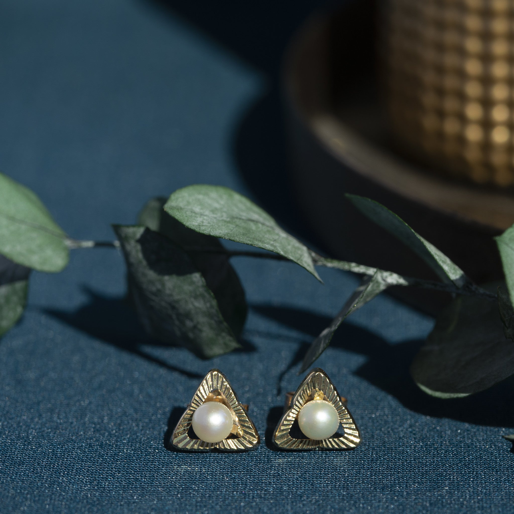 Pearl stud earrings 8 kt