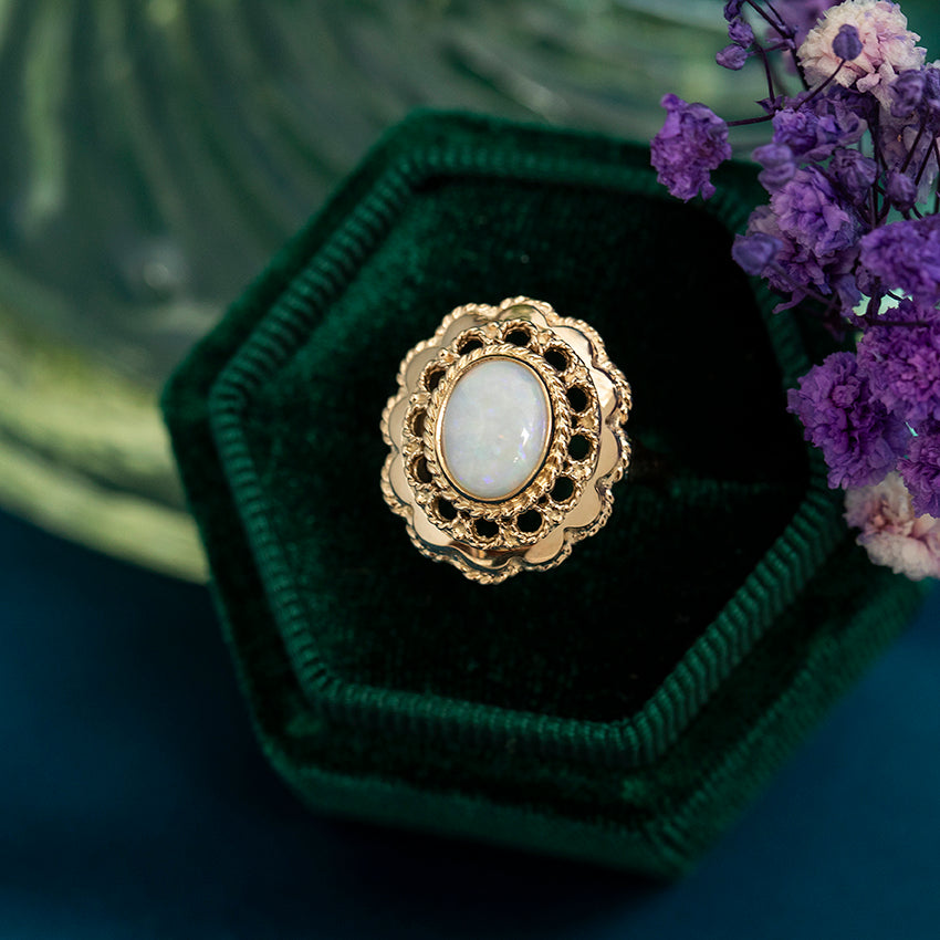 Gouden vintage ring met opaal 14 kt