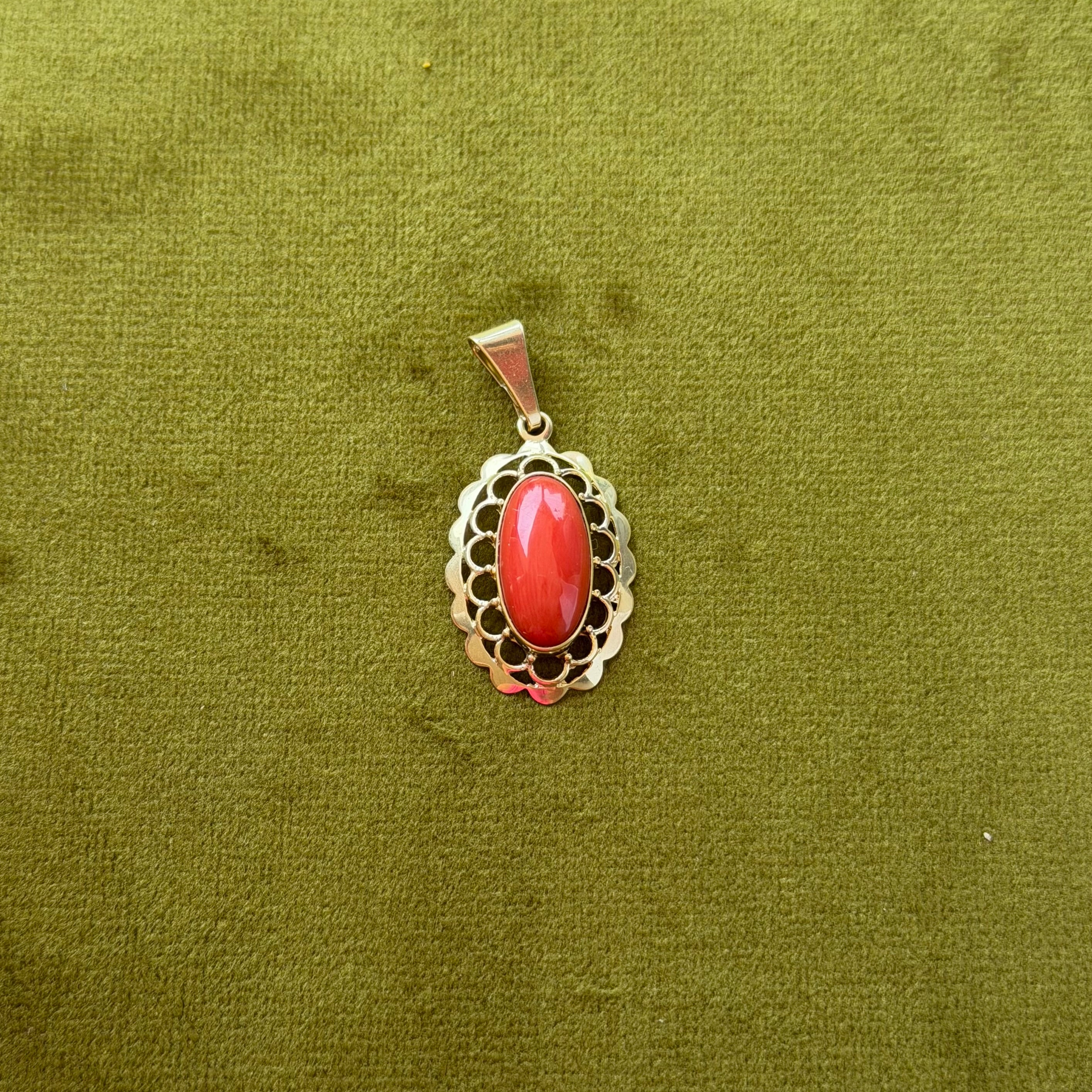 Vintage 14 kt gold pendant with blood coral