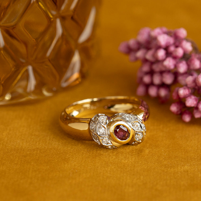 Gouden vintage ring met robijn en diamant 18 kt