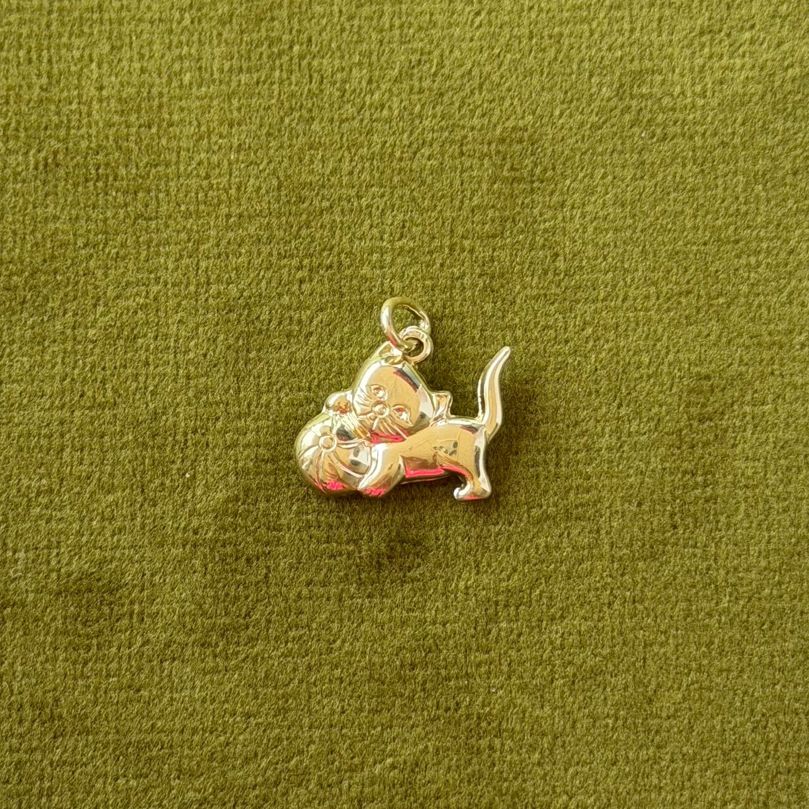 Vintage gold playing cat pendant, 14 kt