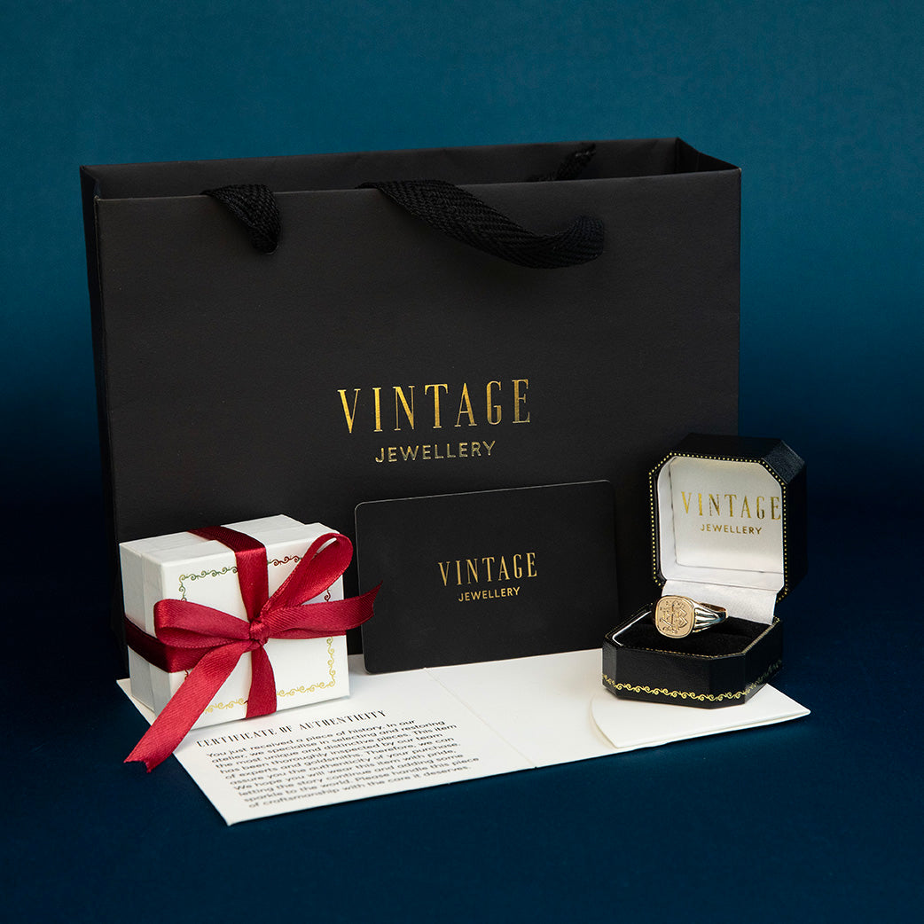 Gold vintage signet ring with engraving, 14 kt