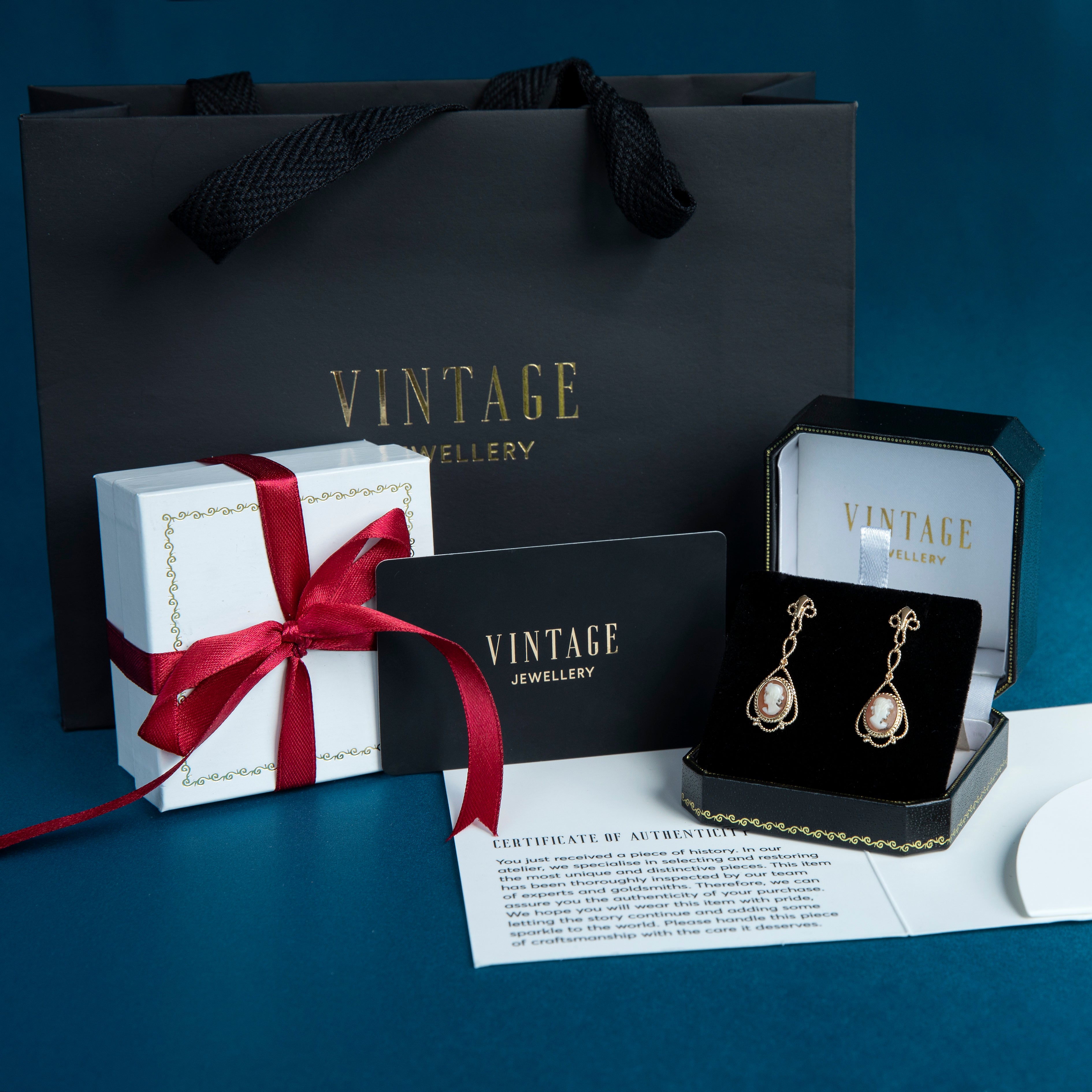Gouden vintage oorhangers met nefriet jade 14 kt