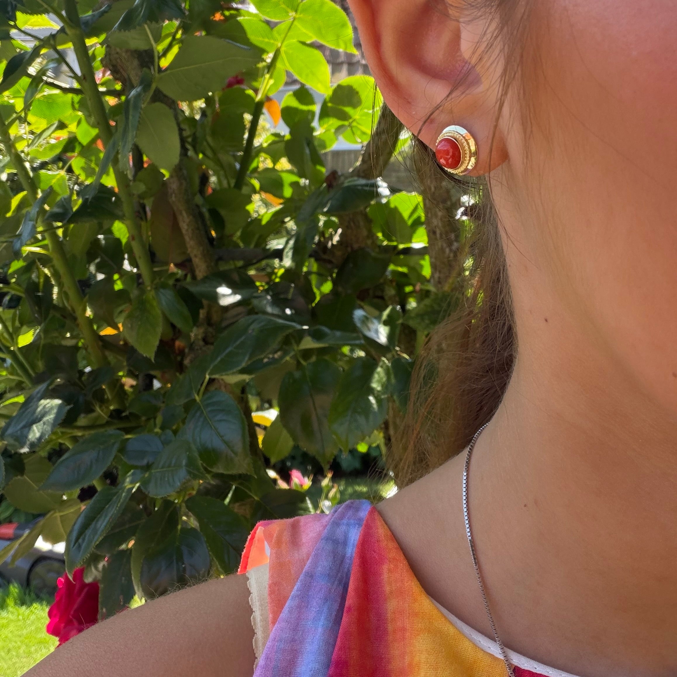 Gouden vintage oorstekers met bloedkoraal 14 kt