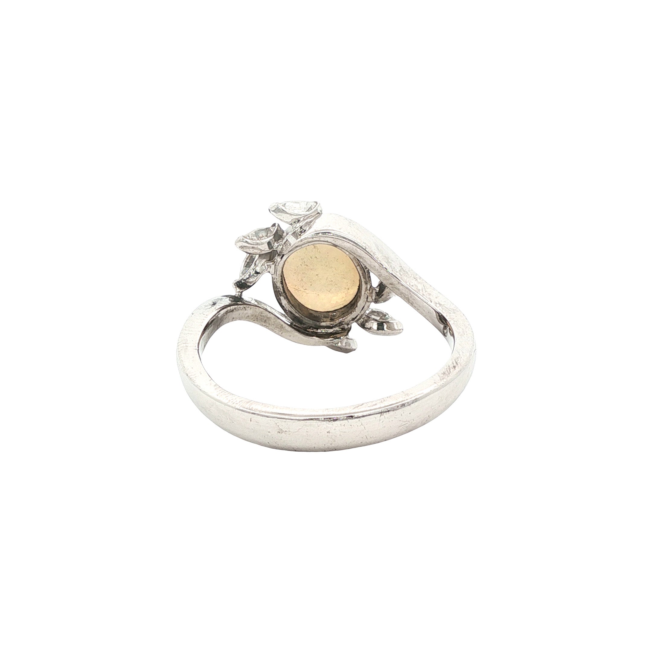 Vintage 14 kt white gold ring with opal and diamond