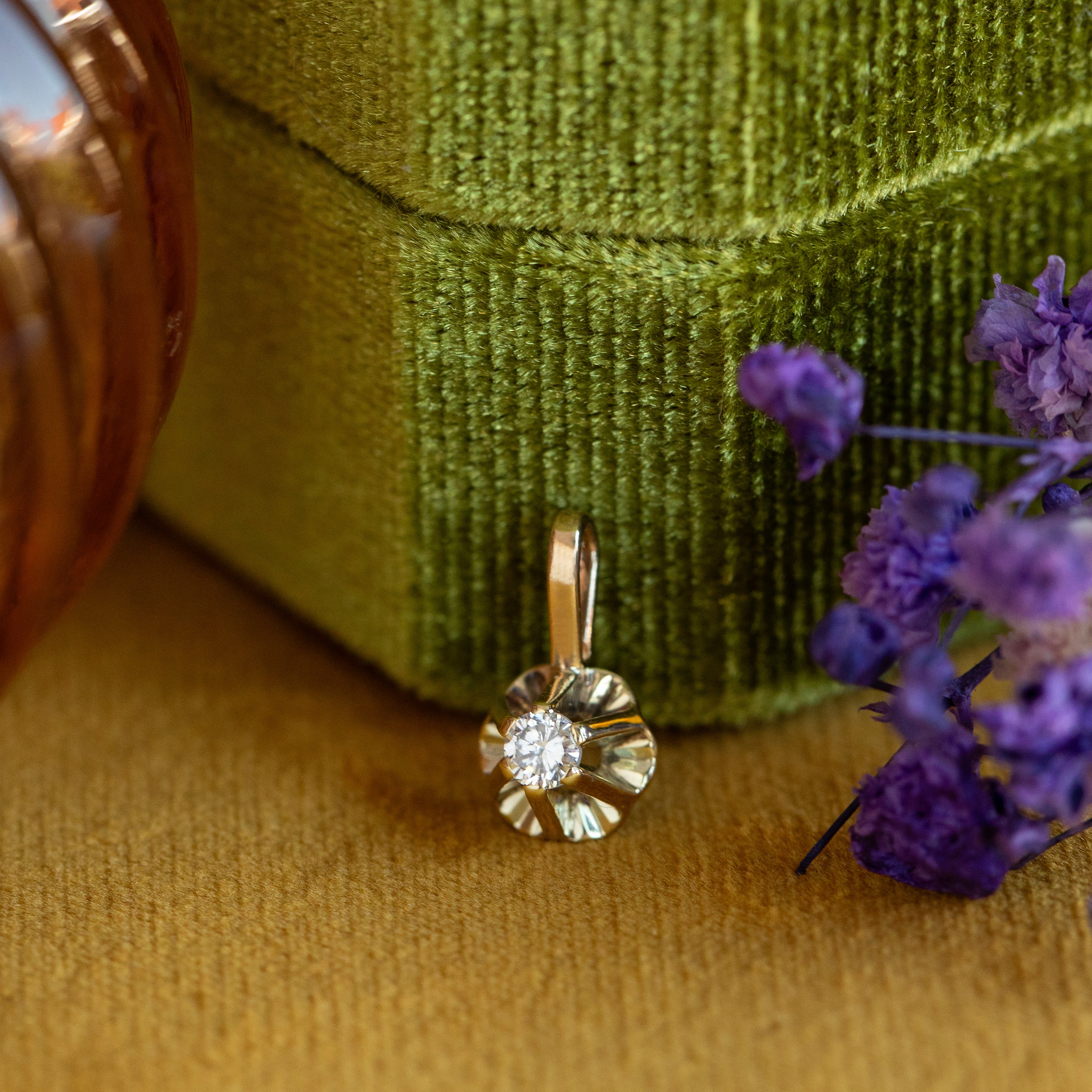 Vintage 14 kt gold solitaire pendant with diamond