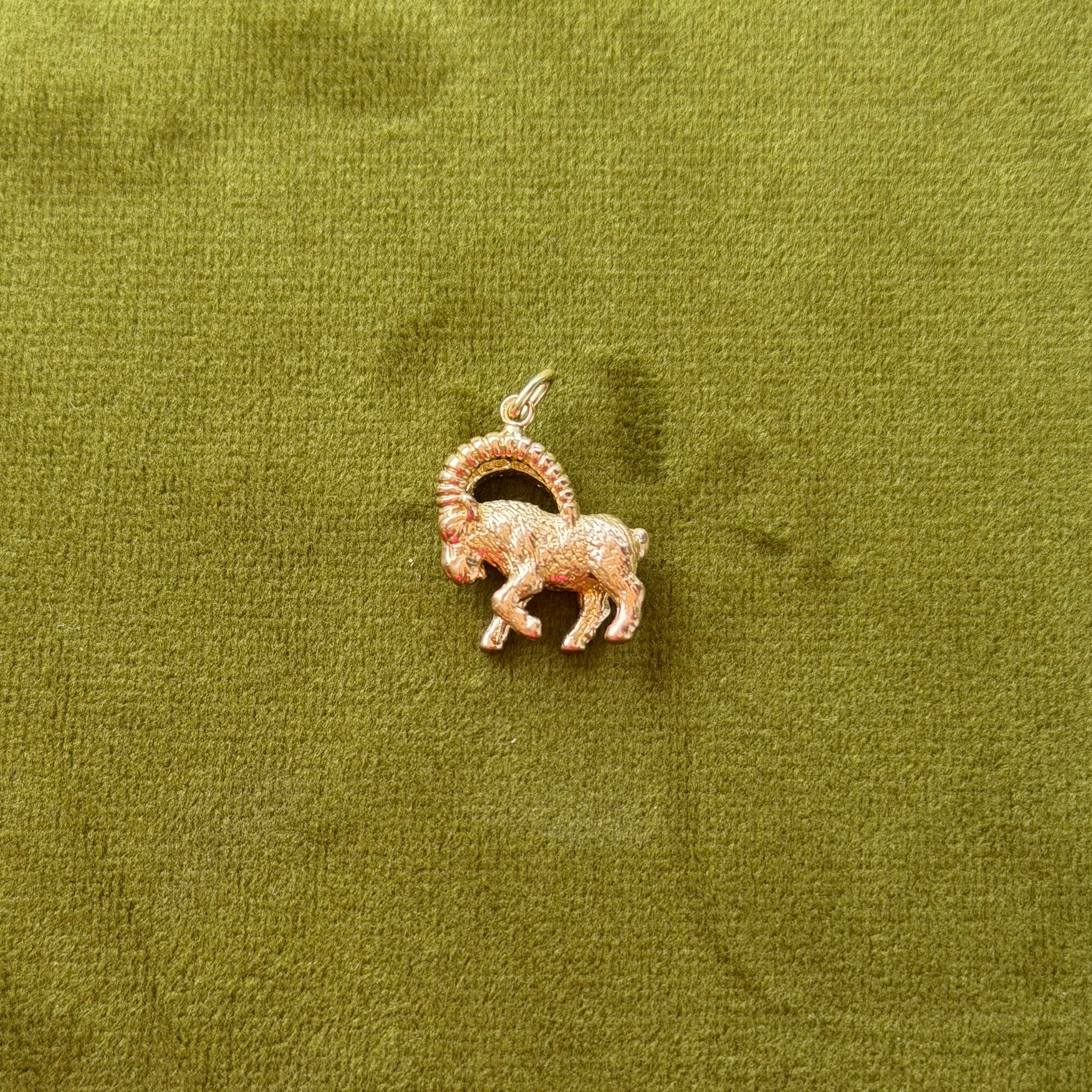 Vintage gold Aries zodiac pendant 14 kt