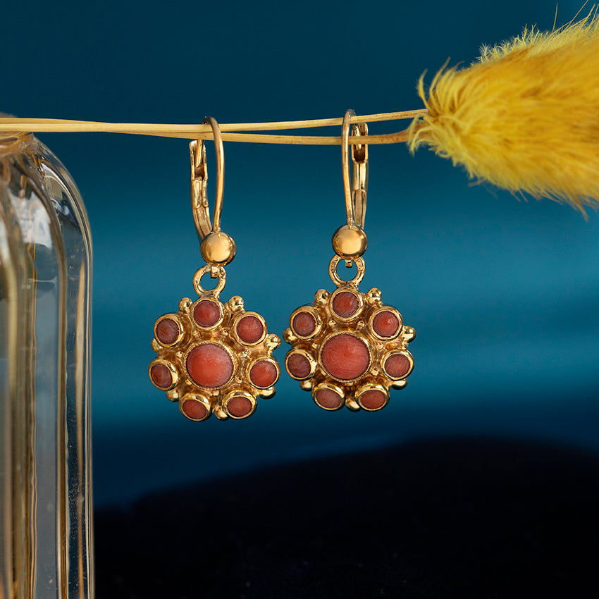 Gouden vintage oorhangers met bloedkoraal 14 kt