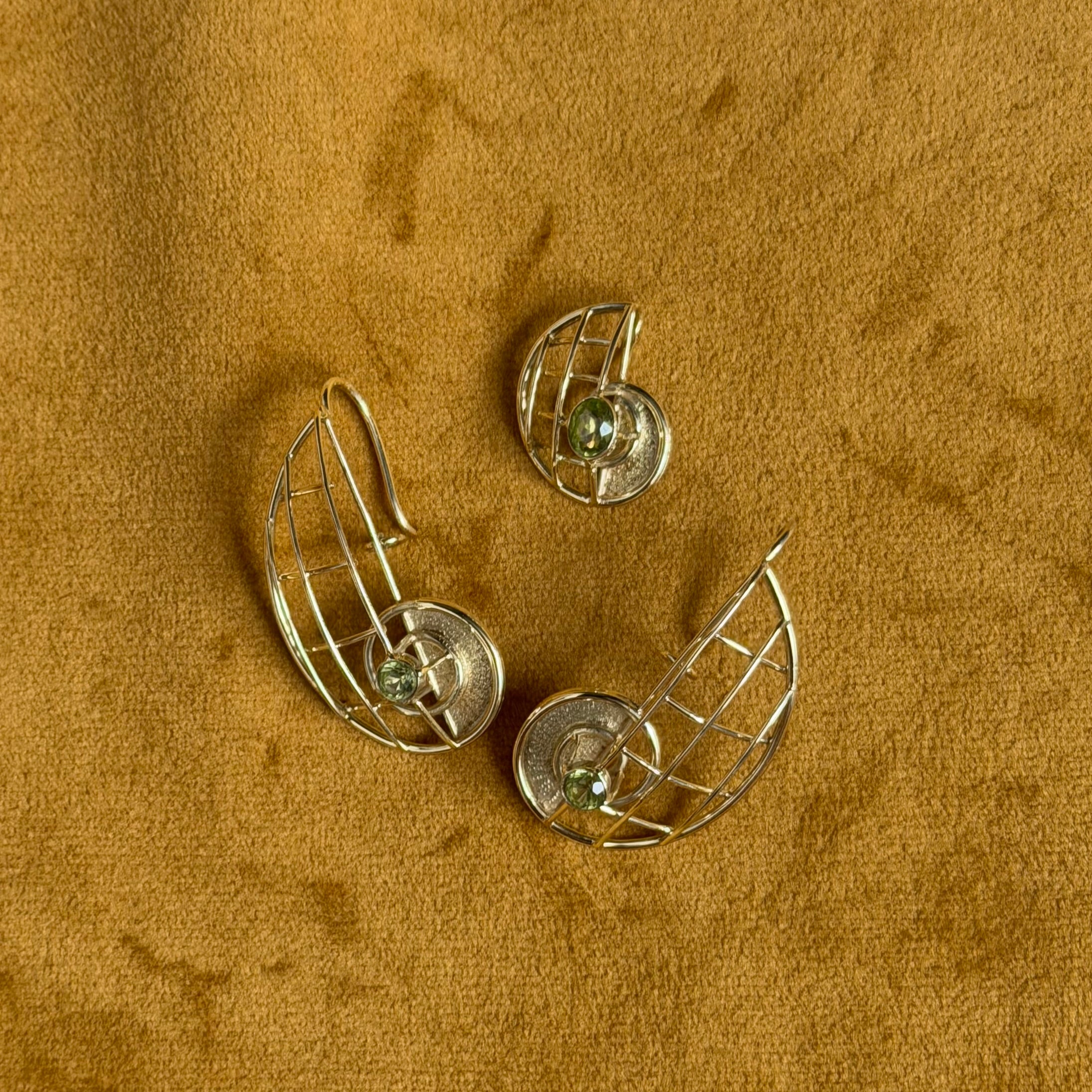 Gouden vintage oorhangers met peridoot 14 kt