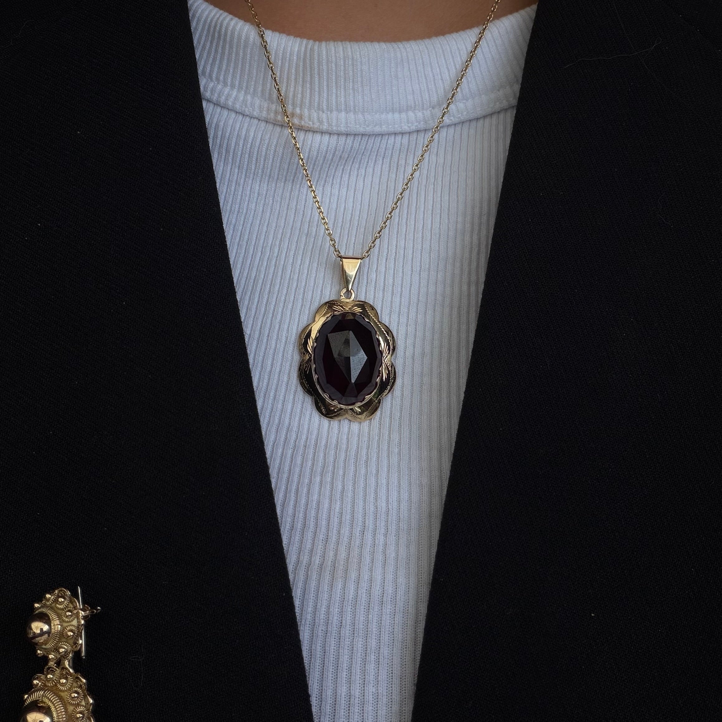 Vintage 14 kt gold pendant with garnet