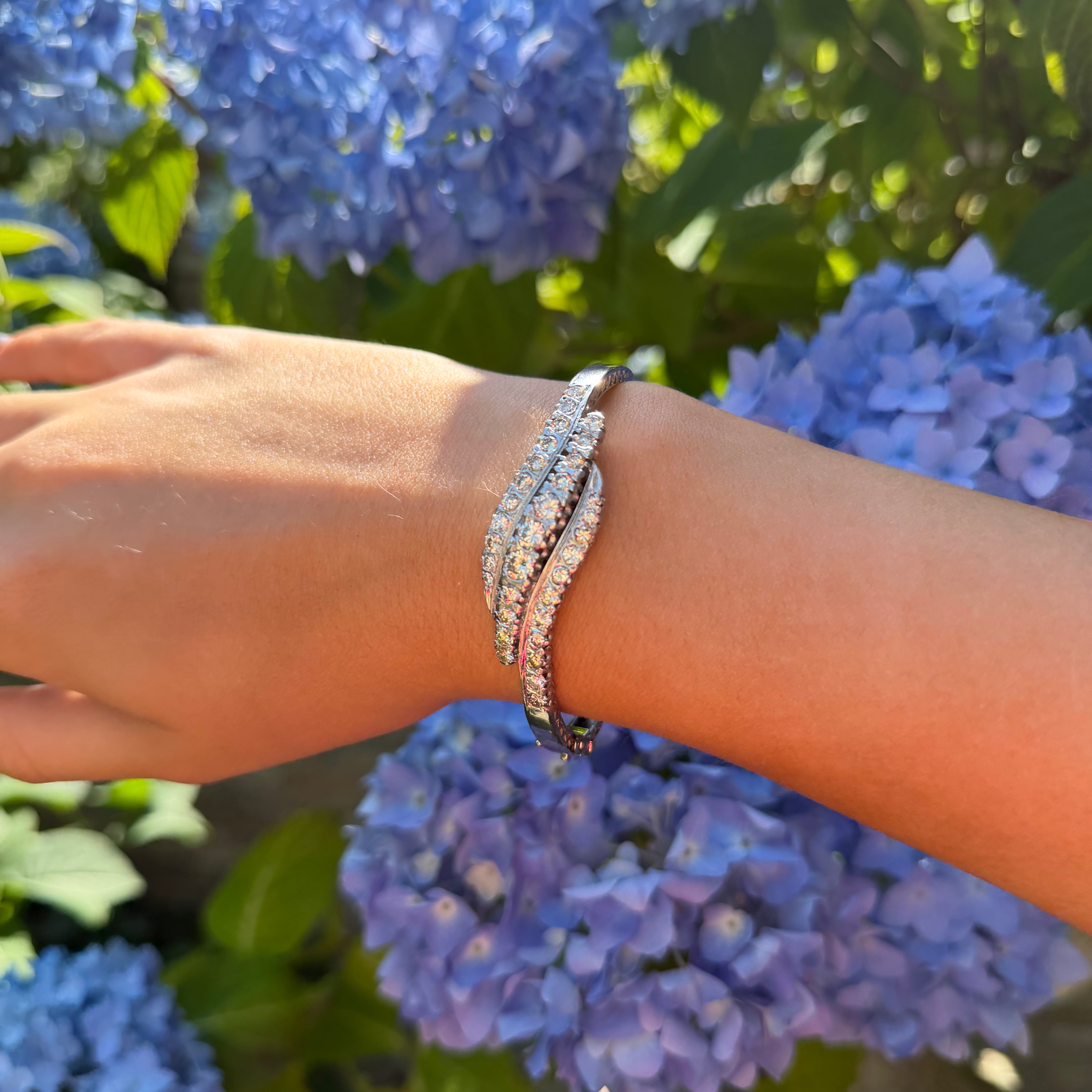 14 kt vintage white gold bangle with diamond
