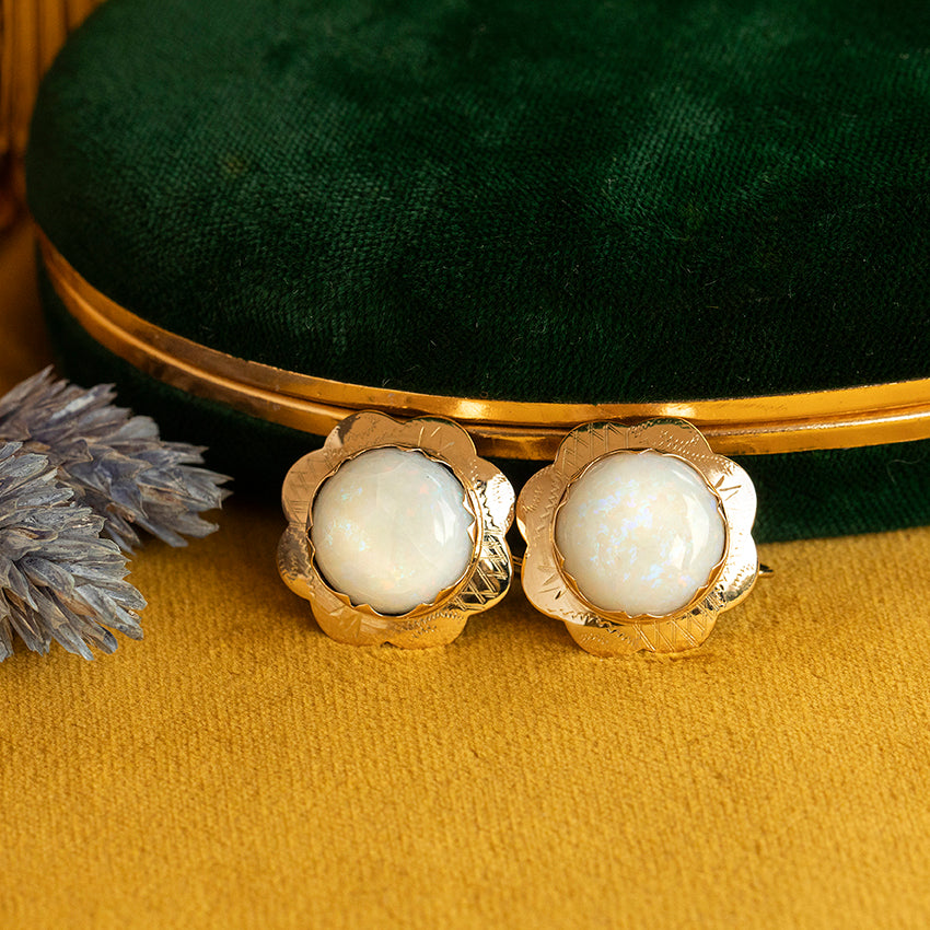 Gouden oorhangers met opaal 14 kt