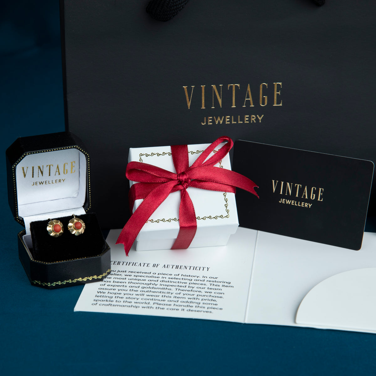 Gouden vintage oorstekers met bloedkoraal 14 kt
