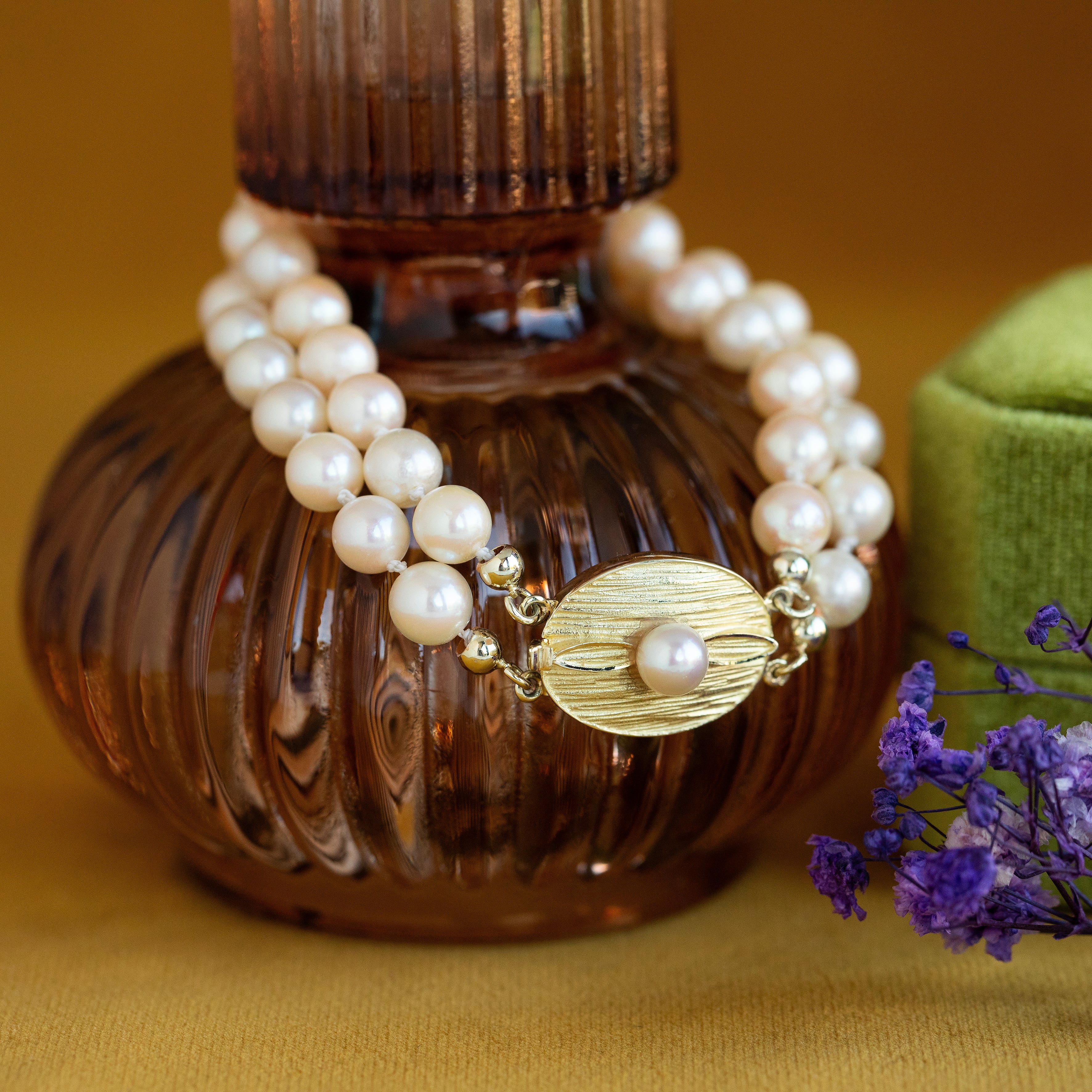 Vintage pearl bracelet with 14 kt gold clasp