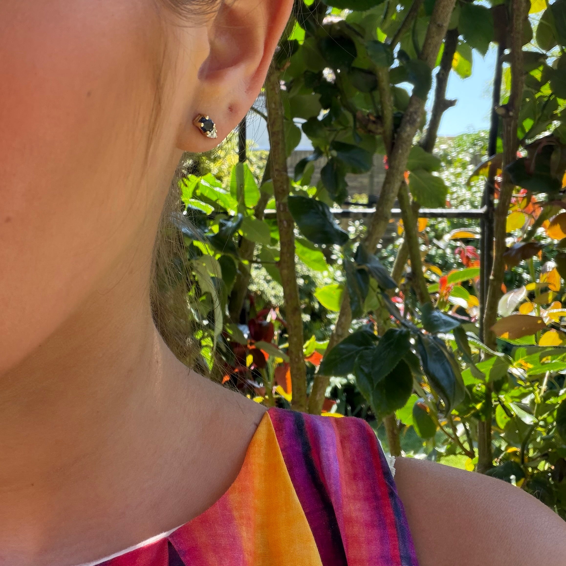 Gouden vintage oorstekers met saffier en diamant 14 kt