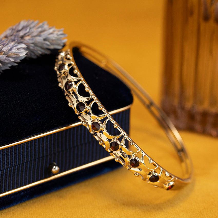 Gouden bangle met granaat 14 kt