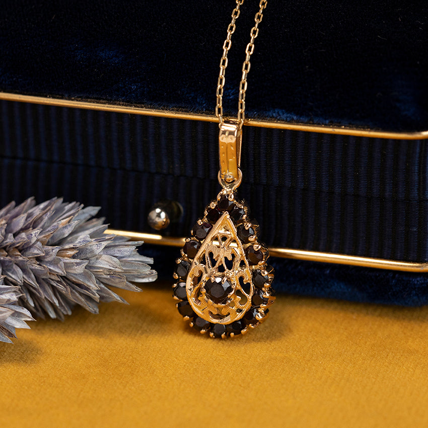 Gold pendant with garnet 18 kt