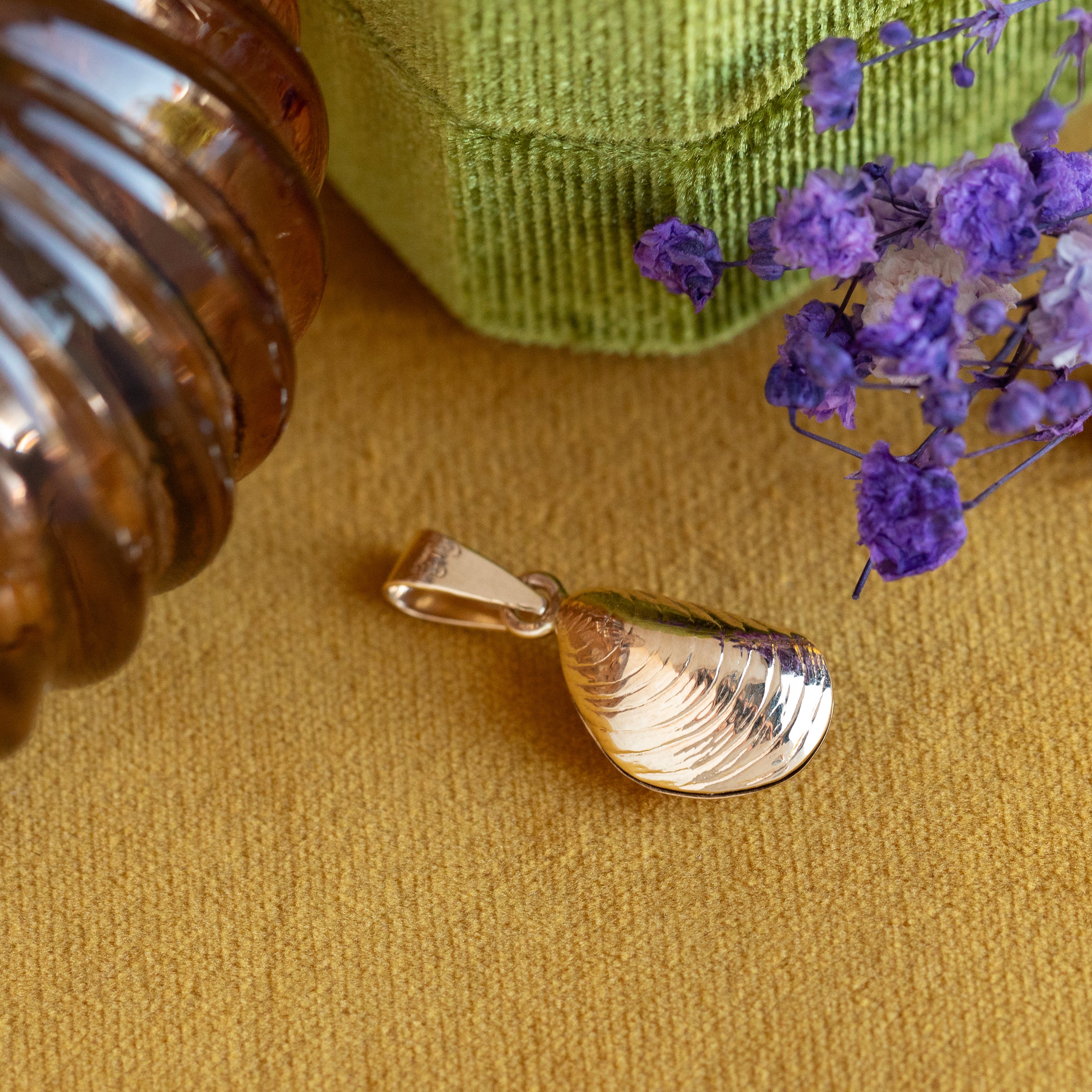 14 kt gold vintage shell pendant